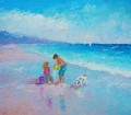 Jungen und Mädchen mit Hund am Strand